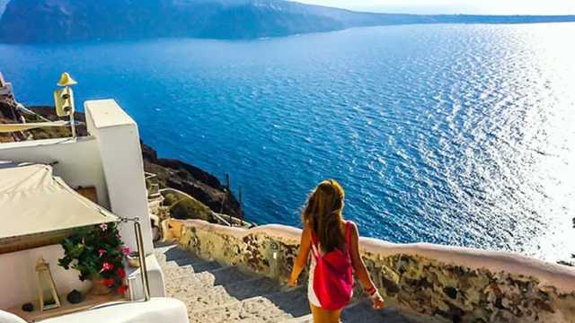 Santorini, La Palma, Menorca o Florencia, viajes por menos de 200 euros. (Foto: Envato)