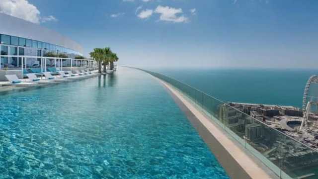 El hotel de Dubái que cuenta con la piscina situada a una mayor altura en el mundo. (Foto: @HSajwanization)