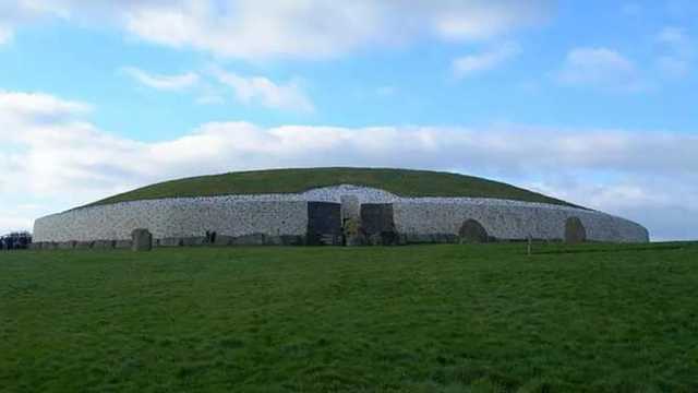 Newgrange, el mayor yacimiento arqueológico de Irlanda. (Foto: Wikimedia)