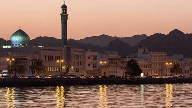 Atardecer en el puerto Muttrah Corniche de la capital portuaria Mascate en Omán. (Foto: Wikimedia)