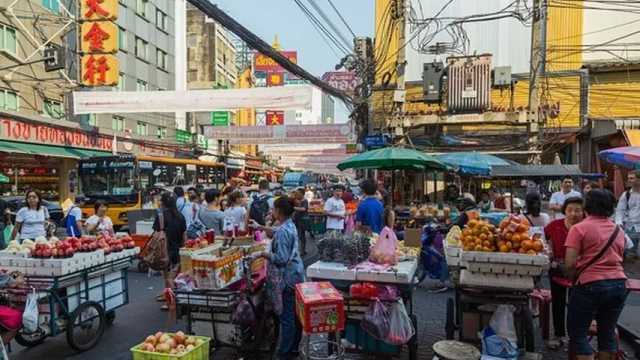 Vendedores ambulantes de comida. Camino de Yaowarat. Distrito de Samphanthawong, Bangkok, Tailandia. (Foto: Wikimedia)