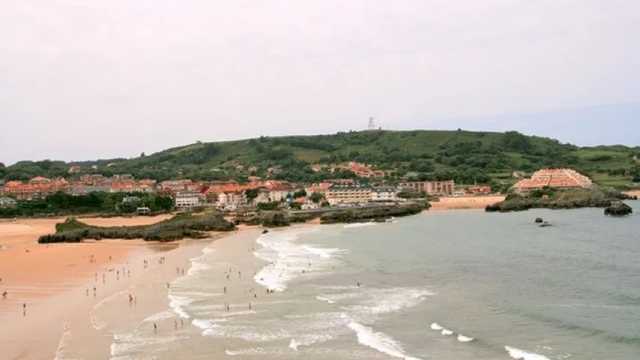 Isla Playa desde el peñón de Suaces, Noja, Cantabria. (Foto: Wikimedia)