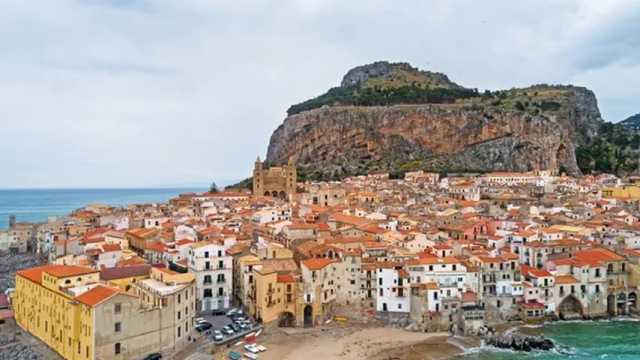 Vista general de Cefalu (Sicilia) desde el aire. (Foto: Wikimedia)