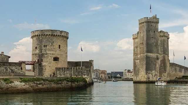Entrada del Puerto Viejo, La Rochelle, Charente-Maritime, Francia. (Foto: Wikimedia)