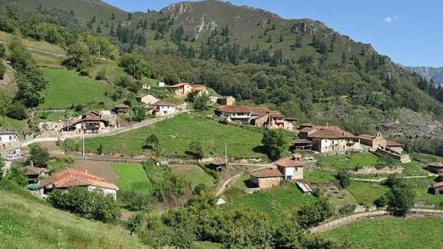 Vista general de Bandujo, pueblo de 40 habitantes de Asturias. (Foto: Wikimedia)