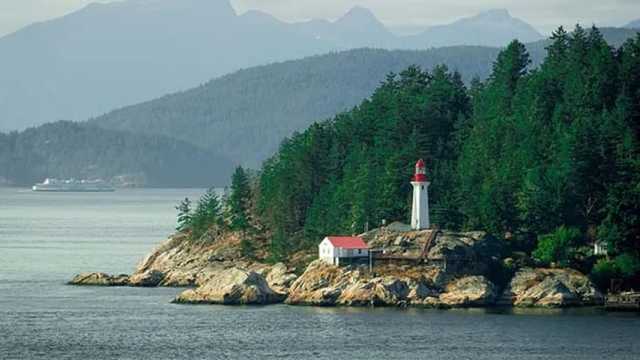 Vista de la costa con un faro de la Isla de Vancouver. (Foto: Pixabay)